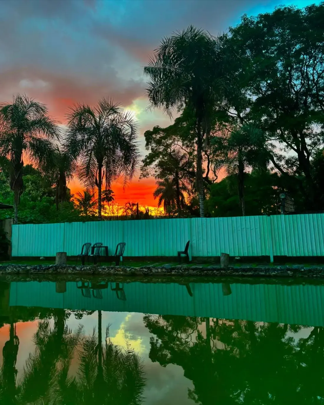Pôr do sol sobre a lagoa do pesqueiro Águas do Cerrado